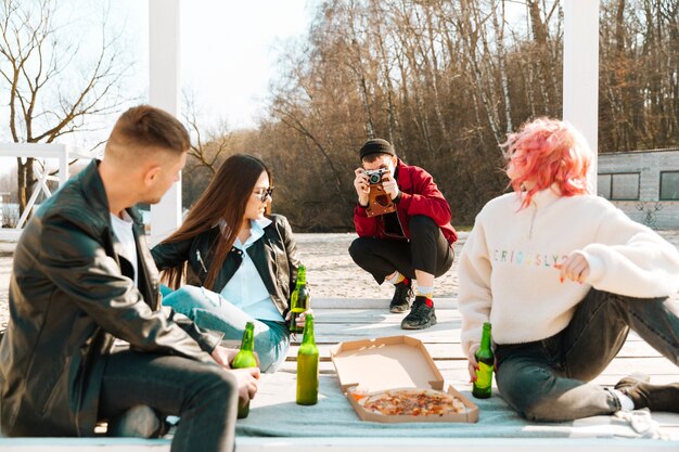 Amigos felices que toman fotos y tienen fiesta al aire libre