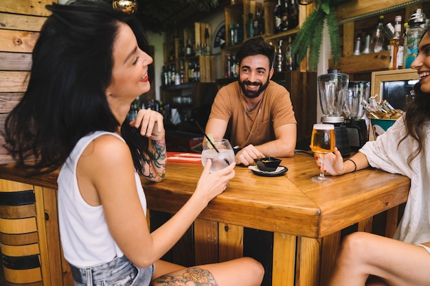 Amigos felices riendo en bar