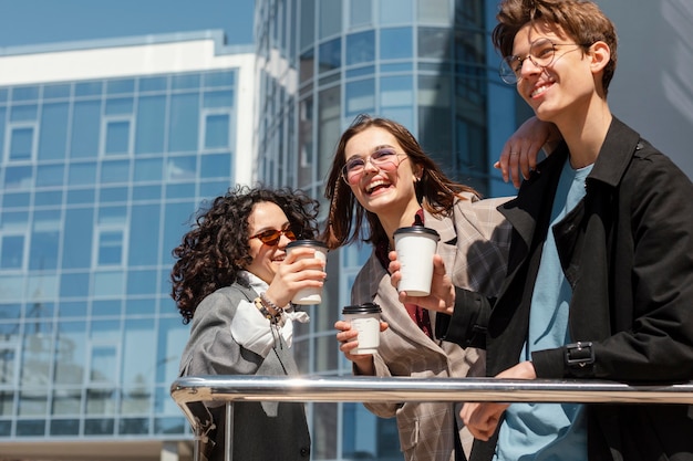 Foto gratuita amigos felices con tazas de café