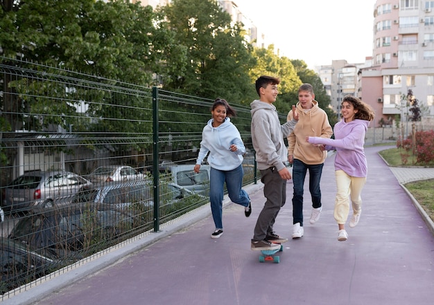 Foto gratuita amigos felices de tiro completo al aire libre