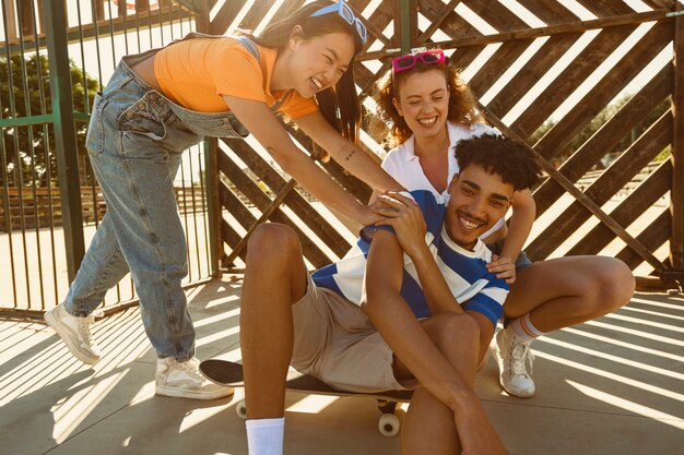 Amigos felices de tiro completo con patineta