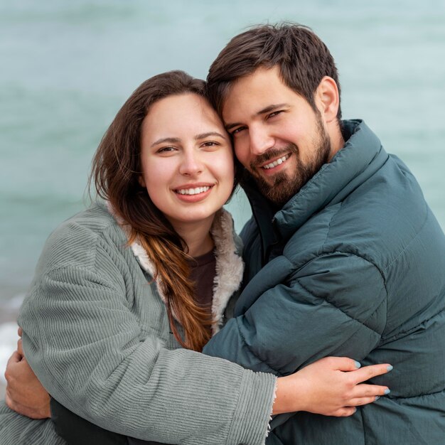 Amigos felices de tiro medio abrazados