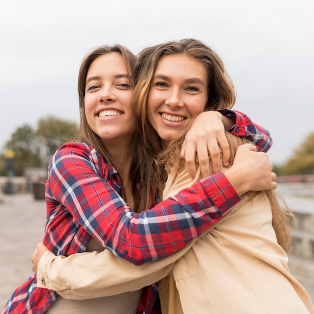 Foto gratuita amigos felices de tiro medio abrazándose