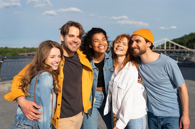 Foto gratuita amigos felices de tiro medio afuera