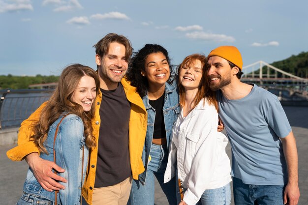 Amigos felices de tiro medio afuera