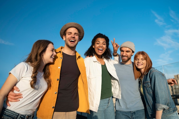 Amigos felices de tiro medio al aire libre