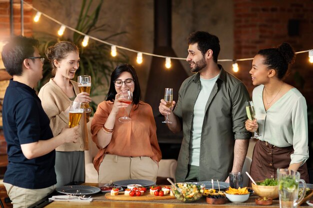 Amigos felices de tiro medio con bebidas