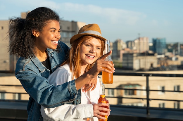 Foto gratuita amigos felices de tiro medio con bebidas