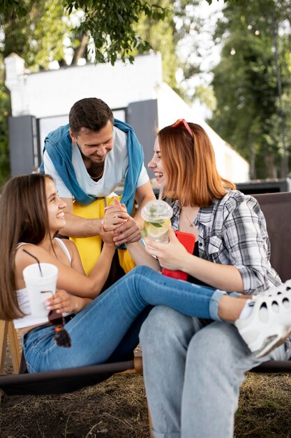 Amigos felices de tiro medio con bebidas