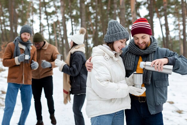 Amigos felices de tiro medio con bebidas