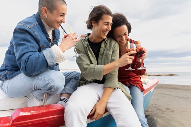 Amigos felices de tiro medio con bebidas