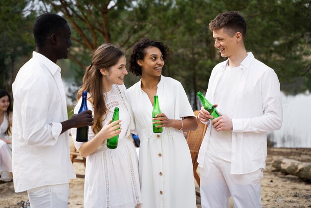 Amigos felices de tiro medio con bebidas