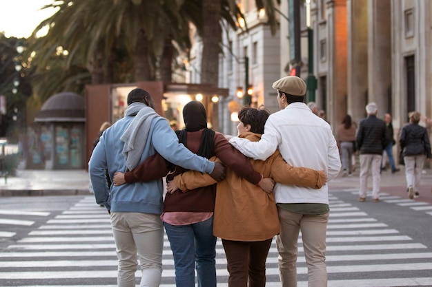 Amigos felices de tiro medio caminando juntos