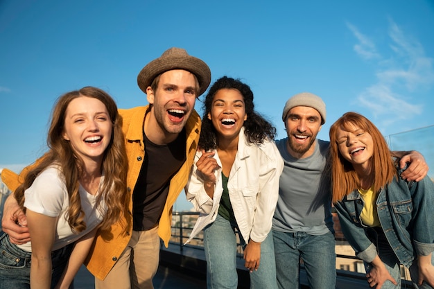 Amigos felices de tiro medio en la ciudad