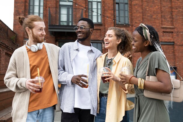 Amigos felices de tiro medio en la ciudad