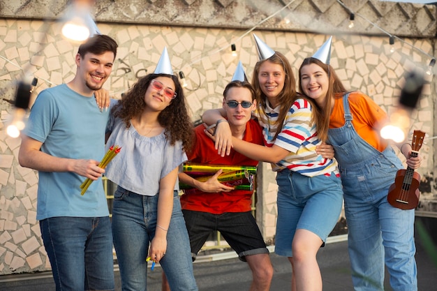 Amigos felices de tiro medio en la fiesta