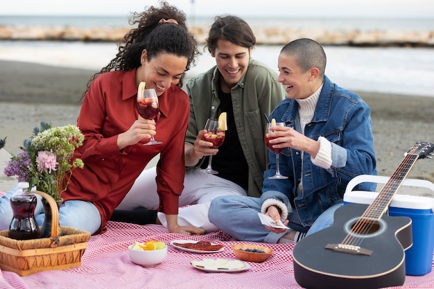 Foto gratuita amigos felices de tiro medio haciendo picnic