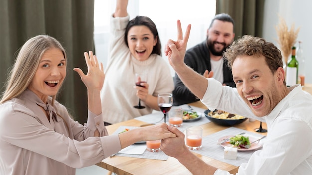 Foto gratuita amigos felices de tiro medio en el interior