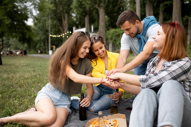 Amigos felices con tiro medio de pizza