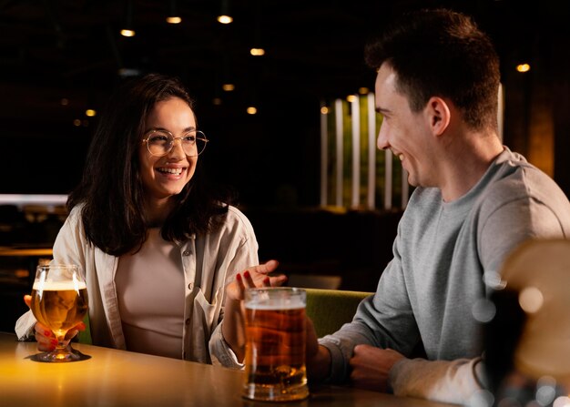 Amigos felices de tiro medio en el pub