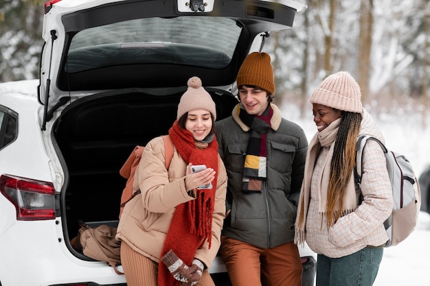 Amigos felices de tiro medio con smartphone