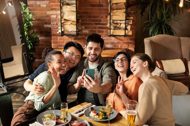 Amigos felices de tiro medio tomando selfie