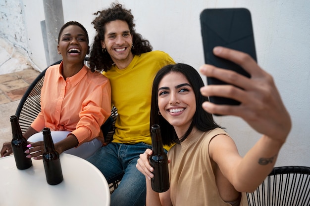 Amigos felices de tiro medio tomando selfie