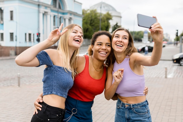 Amigos felices tomando un selfie