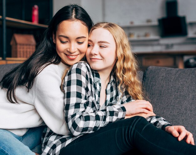 Amigos femeninos multiétnicos abrazando