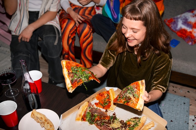 Amigos en una fiesta con una deliciosa pizza