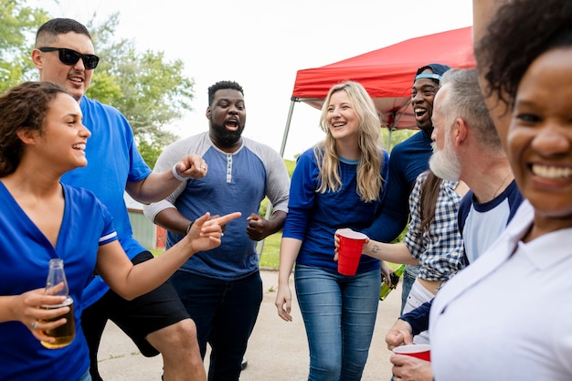 Amigos de fiesta en un evento de puerta trasera