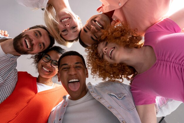 Amigos en una fiesta llena de gente en casa