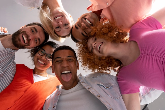 Amigos en una fiesta llena de gente en casa