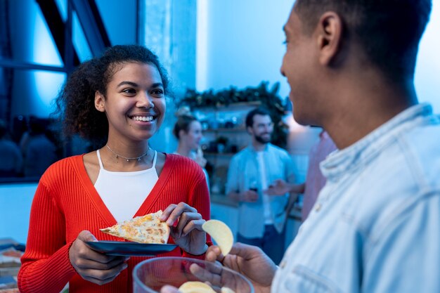 Amigos en una fiesta llena de gente en casa