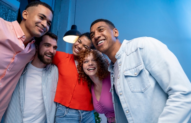 Amigos en una fiesta llena de gente en casa