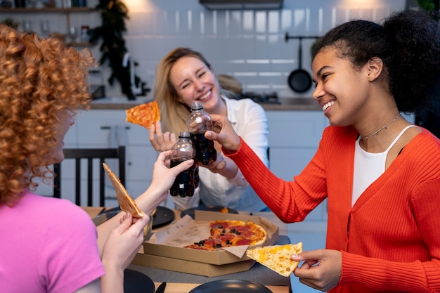 Amigos en una fiesta llena de gente en casa