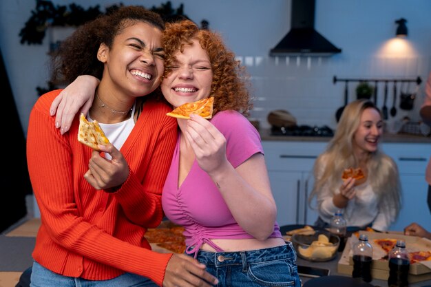 Amigos en una fiesta llena de gente en casa