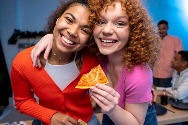 Amigos en una fiesta llena de gente en casa