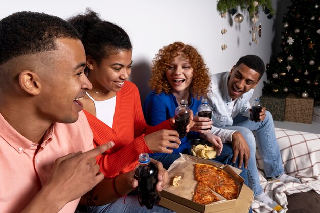 Amigos en una fiesta llena de gente en casa