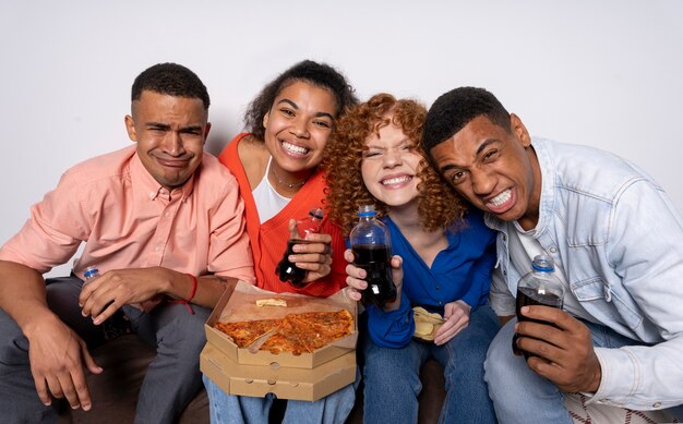 Amigos en una fiesta llena de gente en casa