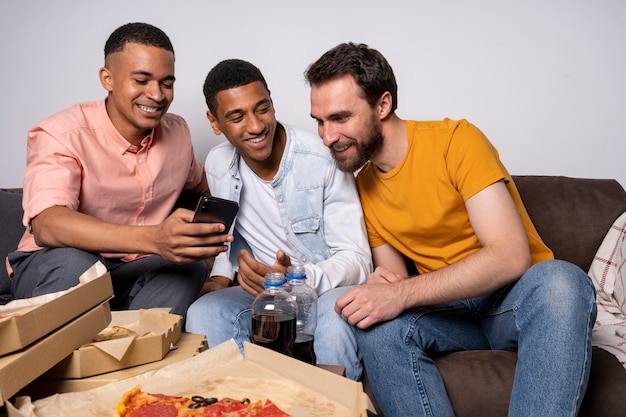 Amigos en una fiesta llena de gente en casa