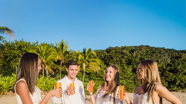 Amigos en la fiesta de la playa