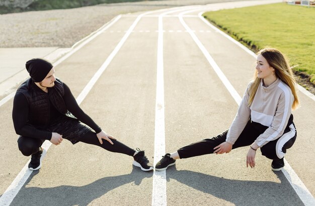 Amigos fitness entrenamiento juntos al aire libre viviendo activo saludable