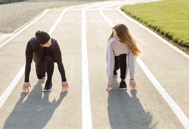 Amigos fitness entrenamiento juntos al aire libre viviendo activo saludable