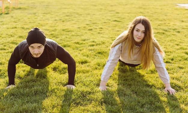 Foto gratuita amigos fitness entrenamiento juntos al aire libre viviendo activo saludable