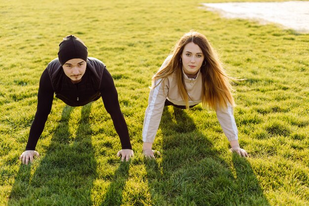 Amigos fitness entrenamiento juntos al aire libre viviendo activo saludable