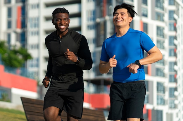 Foto gratuita amigos en forma de ángulo bajo al aire libre