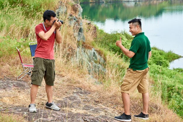 Amigos fotografiando al aire libre