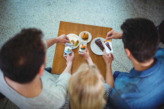 Foto gratuita amigos desde fotos de alimentos dulces