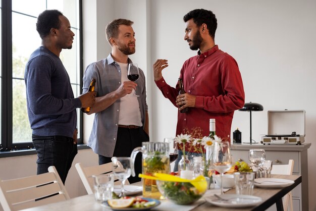 Amigos de frente en la fiesta de cena